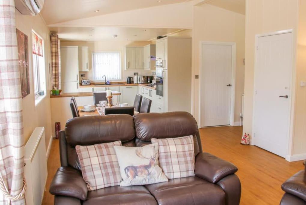 Fabulous Detached Lodge With Hot Tub Two Nights Minimum Stay Bridgnorth Exterior photo