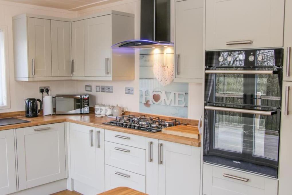 Fabulous Detached Lodge With Hot Tub Two Nights Minimum Stay Bridgnorth Exterior photo